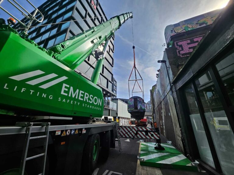 BLOG - 400t removing an instrallation of train carriages in Shoreditch
